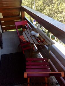 balcon table chaises